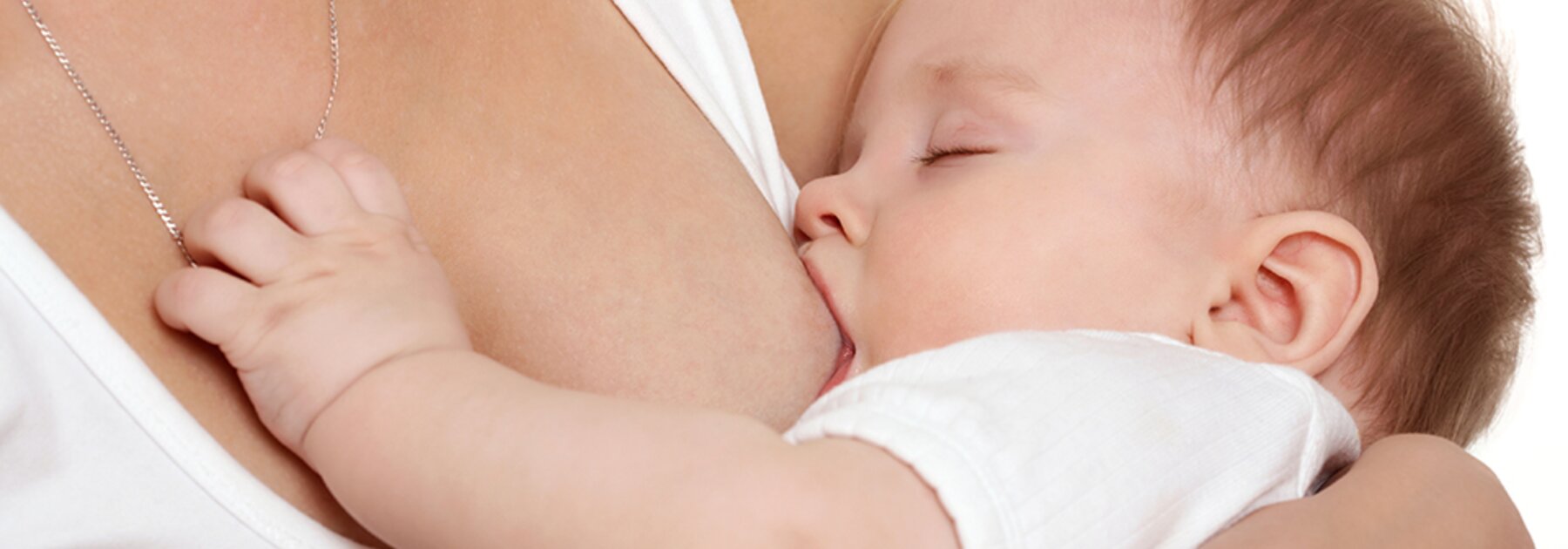 Een close-up van een moeder die haar baby borstvoeding geeft.