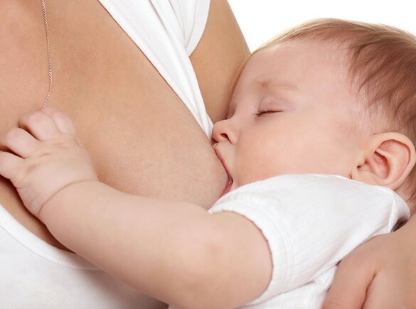 Een close-up van een moeder die haar baby borstvoeding geeft.