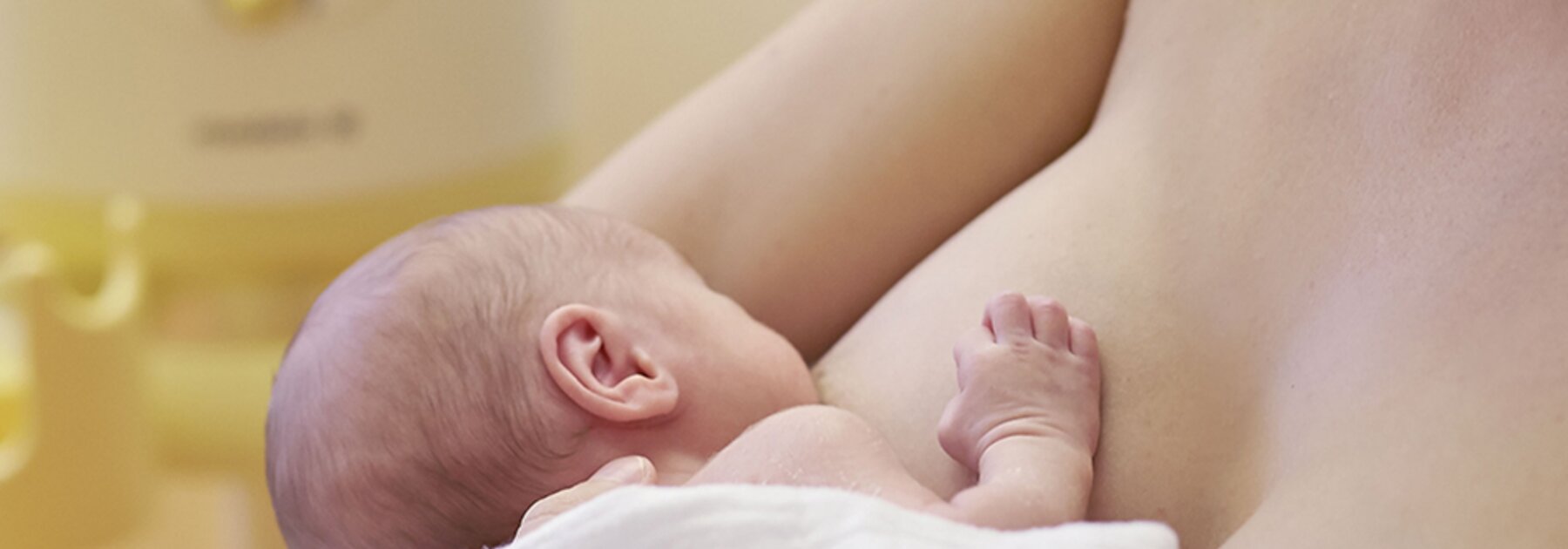 Close-up van een moeder die haar baby borstvoeding geeft.