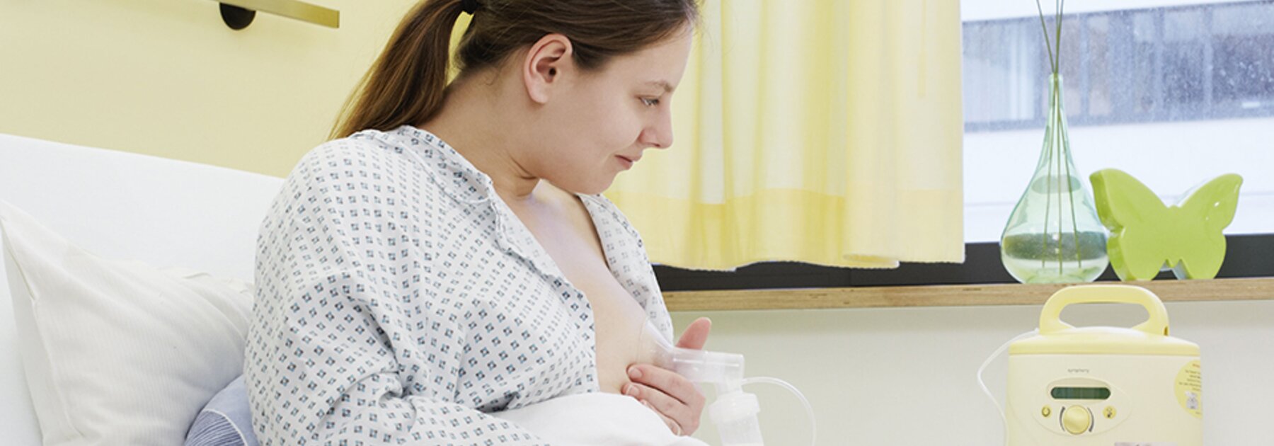 Een moeder gebruikt de Medela Symphony® borstkolf om haar fysiologische borstverzadiging onder controle te houden.