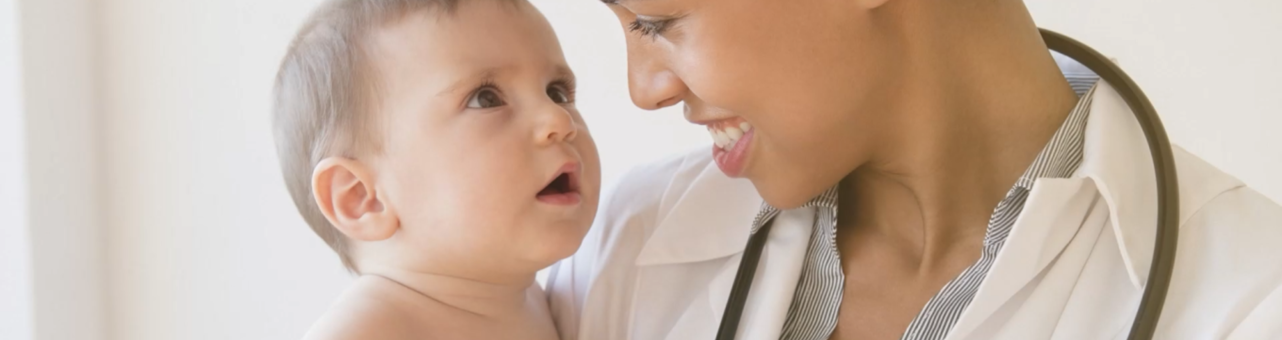 A female healthcare professional holding a baby | © Medela AG