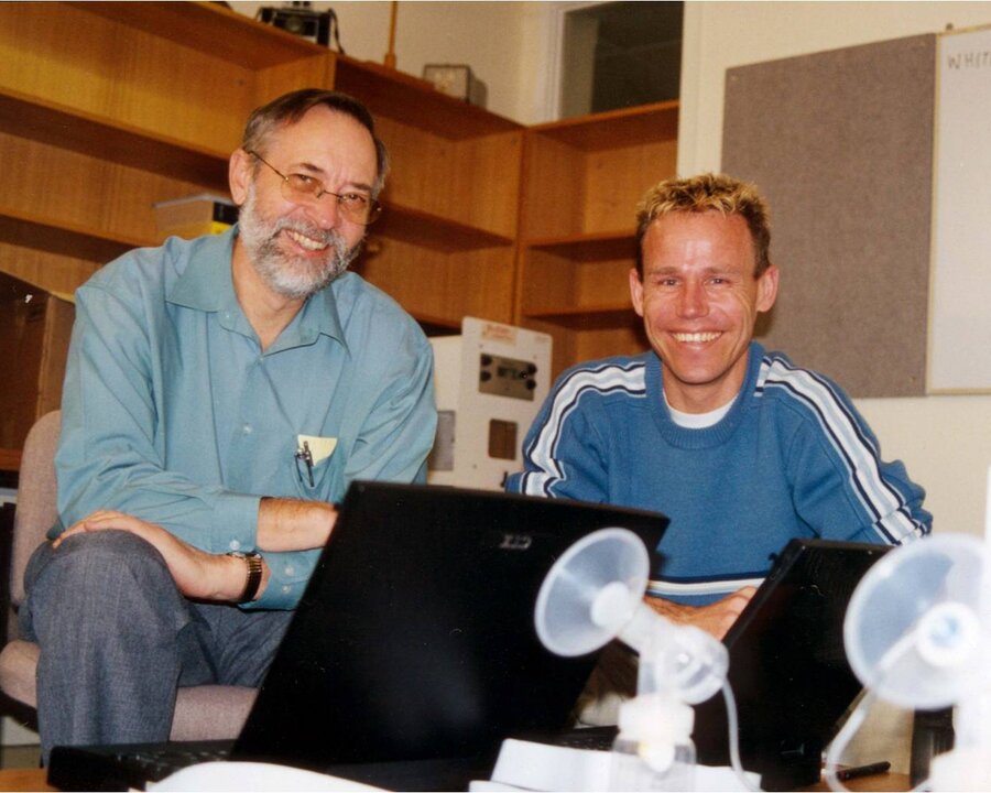 Een foto van Michael Larsson, voorzitter van de Raad van Bestuur van Medela, en wijlen emeritus professor Peter Hartmann van de Universiteit van West-Australië.